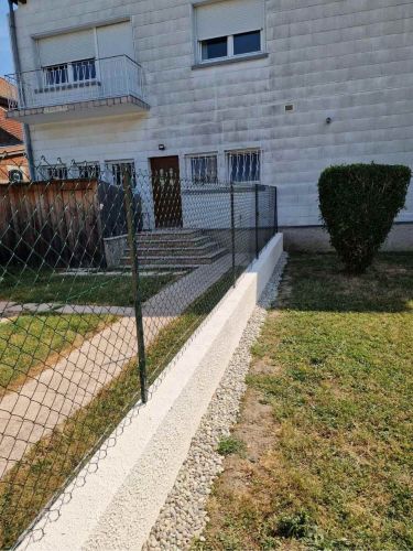 Création d'un muret avec pose de grillage