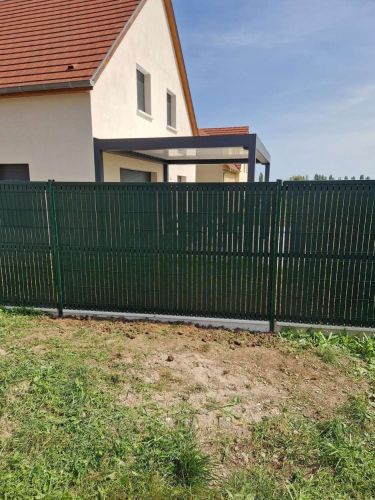 Remplacement d'un panneau de grillage sur poteau